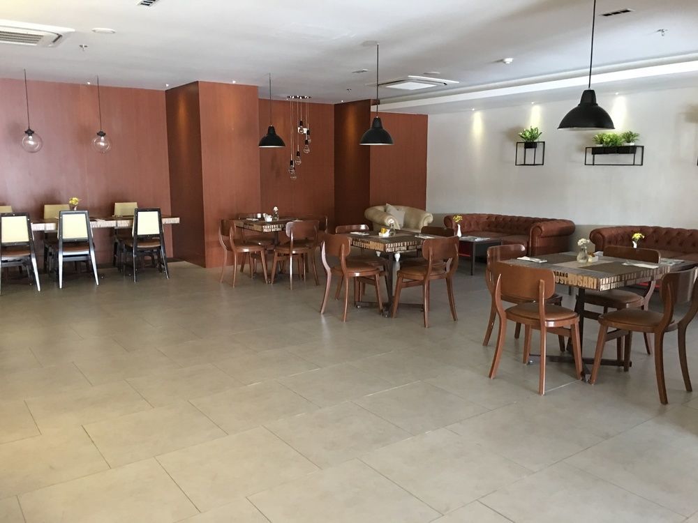 Royal Bay Hotel Макасар Экстерьер фото